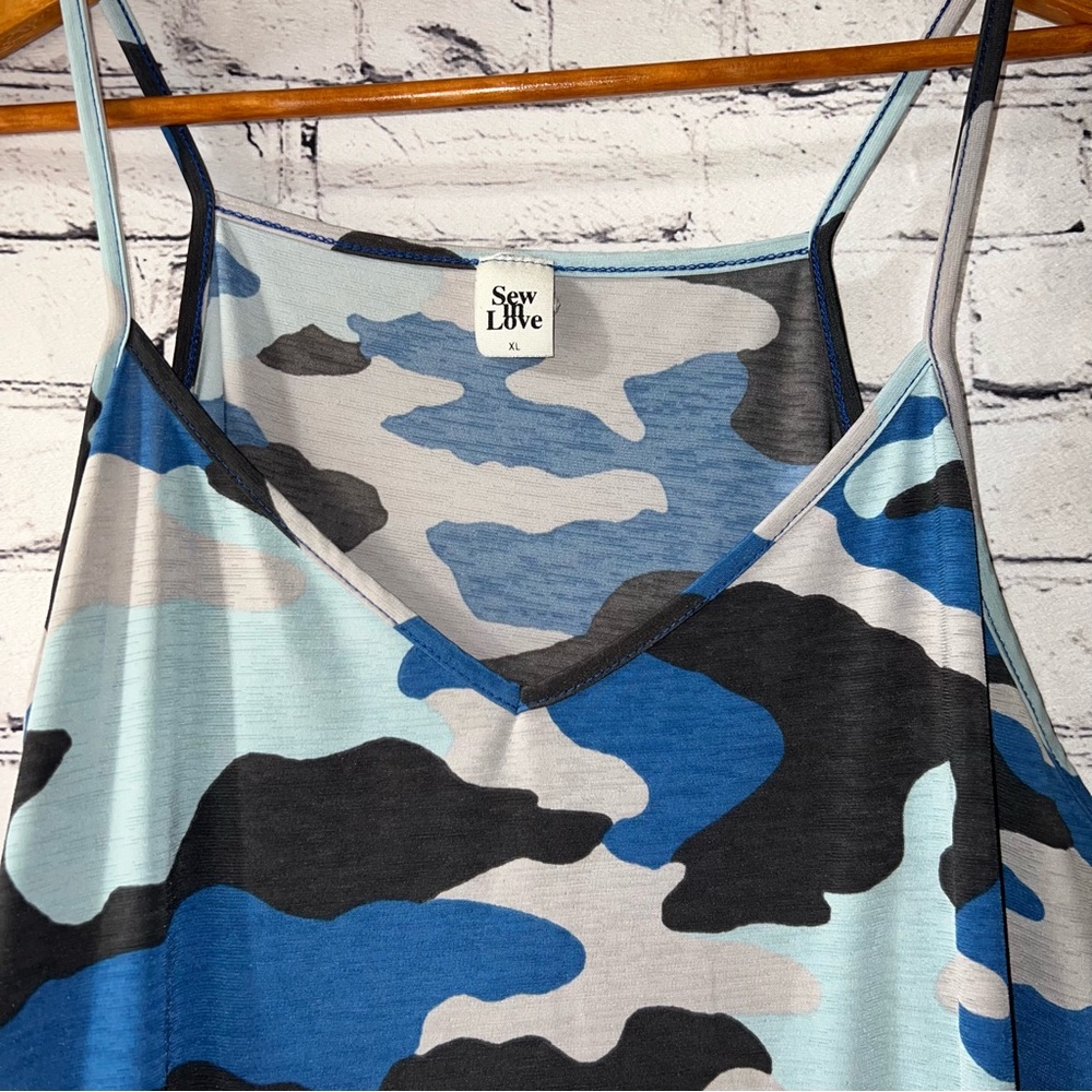 Sew in Love Blue Camo‎ Print V-Neck Tank Top Size XL - Picture 4 of 5